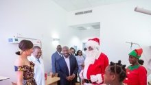 Ali Bongo au chevet des enfants malades du CHU Jeanne Ebori