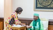 Xue Man et Marie Tumba Nzeza devisent avec Ali Bongo