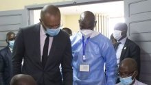 Covid-19 : le ministre gabonais de la Santé visite des sites de vaccination du Grand Libreville