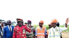 Oligui Nguema inspecte l’avancée des chantiers de logements sociaux de Bikélé