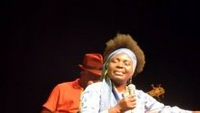 Annie-Flore Batchiellilys fait un carton pour son concert-retour à Libreville