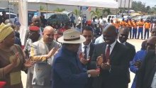 Julien Nkoghe Bekale inaugure une station-service à Ntoum