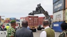 Lee White et Olivier Nzaou inspectent les containers de Kevazingo saisis et scellés dans la zone portuaire d’Owendo