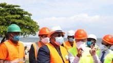 Le Premier ministre Julien Nkoghe Bekale inspecte les travaux de la RN1 et les voiries de Libreville