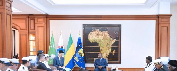 Ali Bongo échange avec une délégation conduite par le commandant en chef de la Marine chinoise