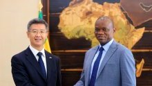 Brice Oligui Nguema échange avec l’ambassadeur de Chine et des entrepreneurs militaires chinois