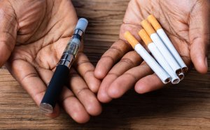Commercialisée auprès des jeunes, la cigarette électronique est dans le viseur de l’OMS