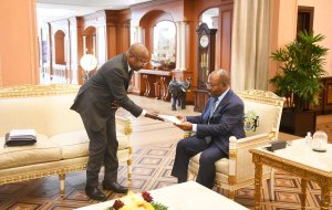 Ali Bongo reçoit le rapport des 100 premiers jours d’Alain-Claude Bilie-By-Nze