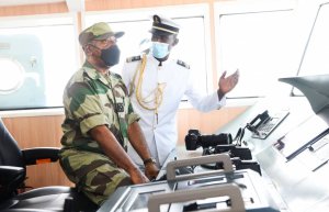 Ali Bongo reçoit en don un navire patrouilleur pour les côtes gabonaises