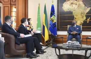 Ali Bongo échange avec le ministre serbe des Affaires étrangères et une délégation de parlementaires français