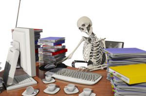 Travailler plus de 55 heures par semaine augmente le risque de décès, selon l’OMS