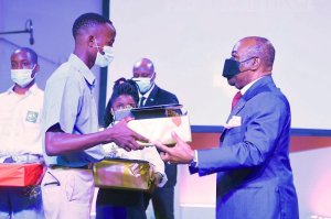 Ali Bongo prend part à la 1ère édition du Concours national des meilleurs élèves