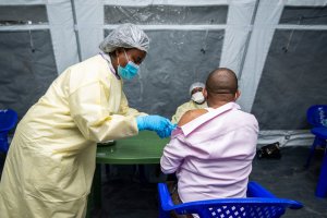Covid-19&nbsp;: le nombre de cas et de décès a diminué de 4% la semaine dernière dans le monde