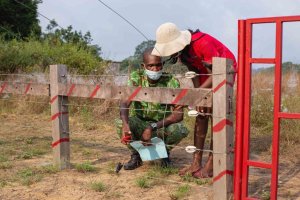 Une barrière électrique à Ghietu-y-Batu en réponse au conflit homme-faune