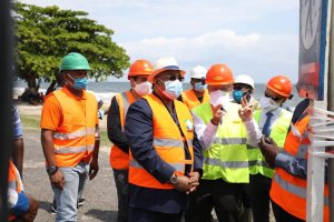 Le Premier ministre Julien Nkoghe Bekale inspecte les travaux de la RN1 et les voiries de Libreville