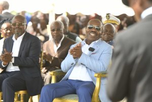 Ali Bongo échange avec les populations de Kango et de Ntoum