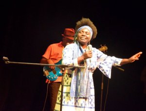 Annie-Flore Batchiellilys fait un carton pour son concert-retour à Libreville
