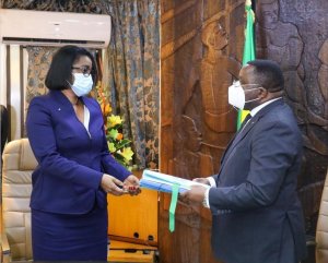Nkoghe Bekale a passé le temoin à Ossouka Raponda à la primature