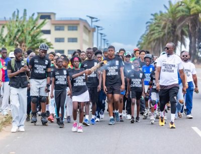 JOJ Dakar 2026&nbsp;: Près de 500 jeunes célèbrent la flamme olympique à Akanda